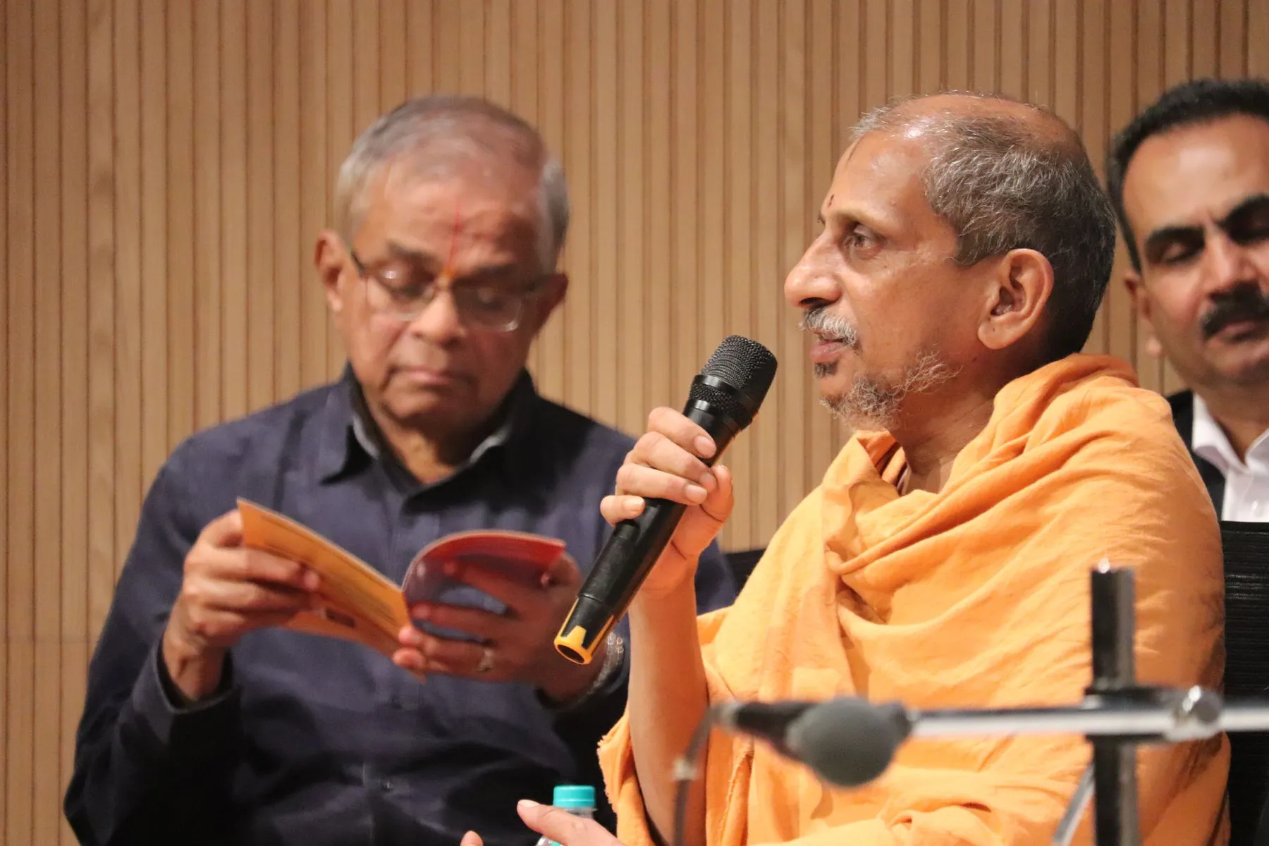 Seer with mic and booklet