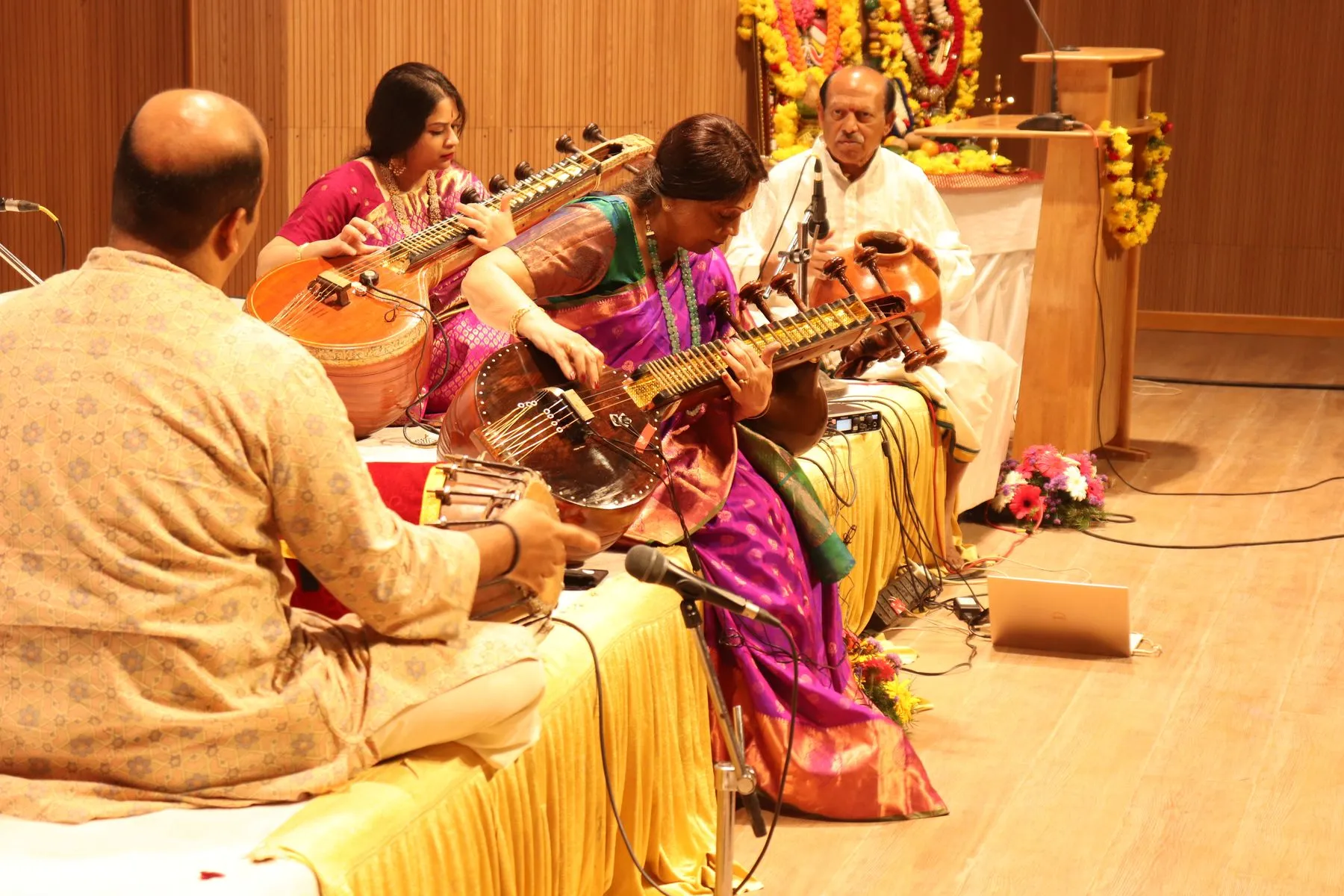 Vainika with mridangam, close