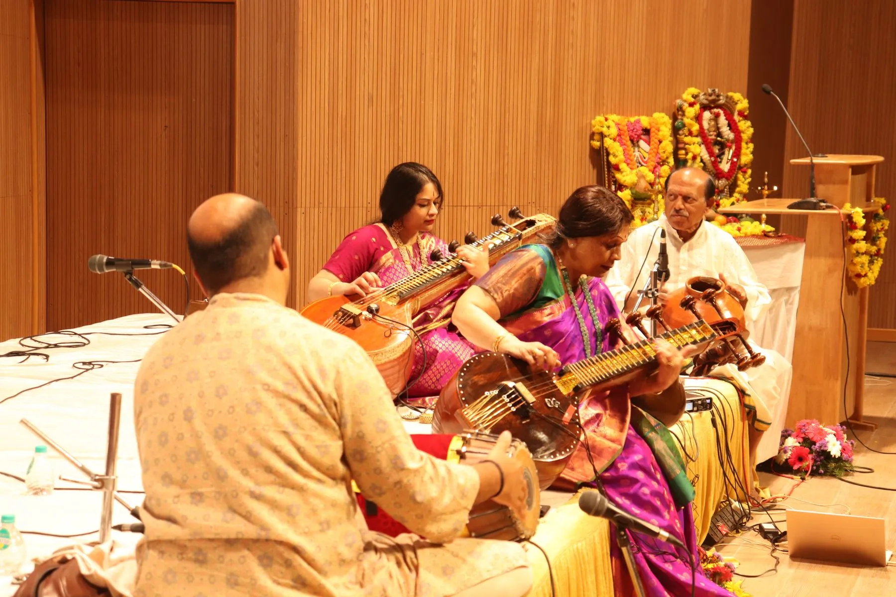 Concert, wide