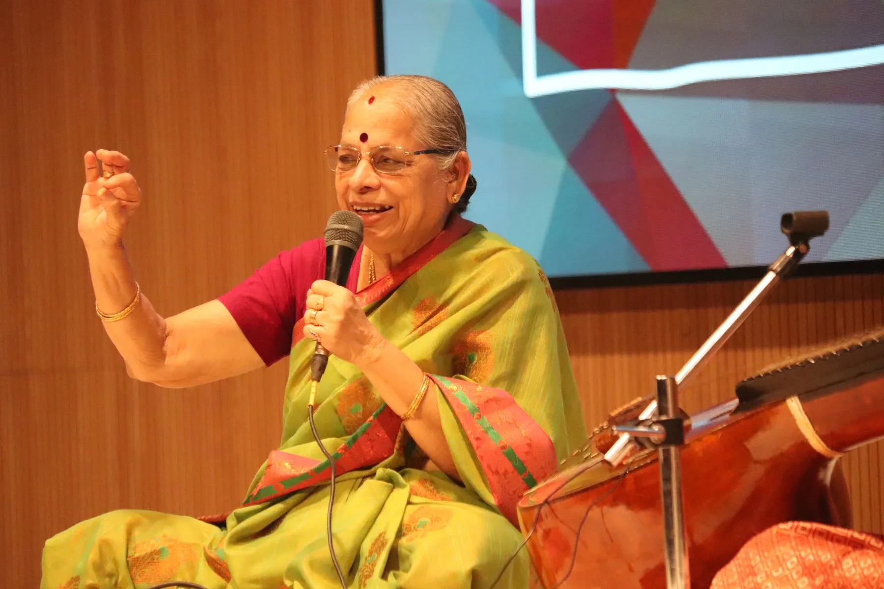 Senior guru explaining