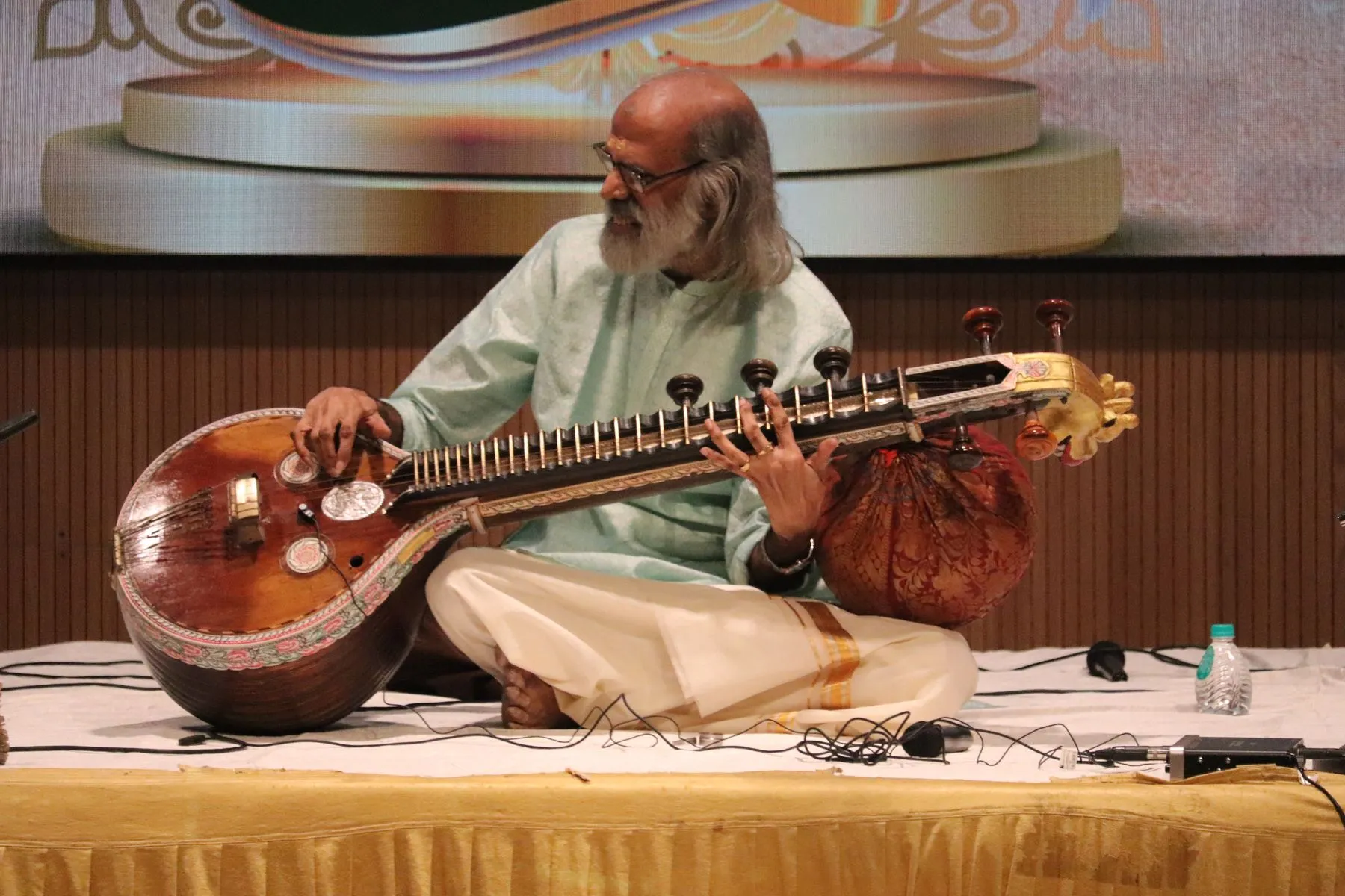 Senior vainika from front