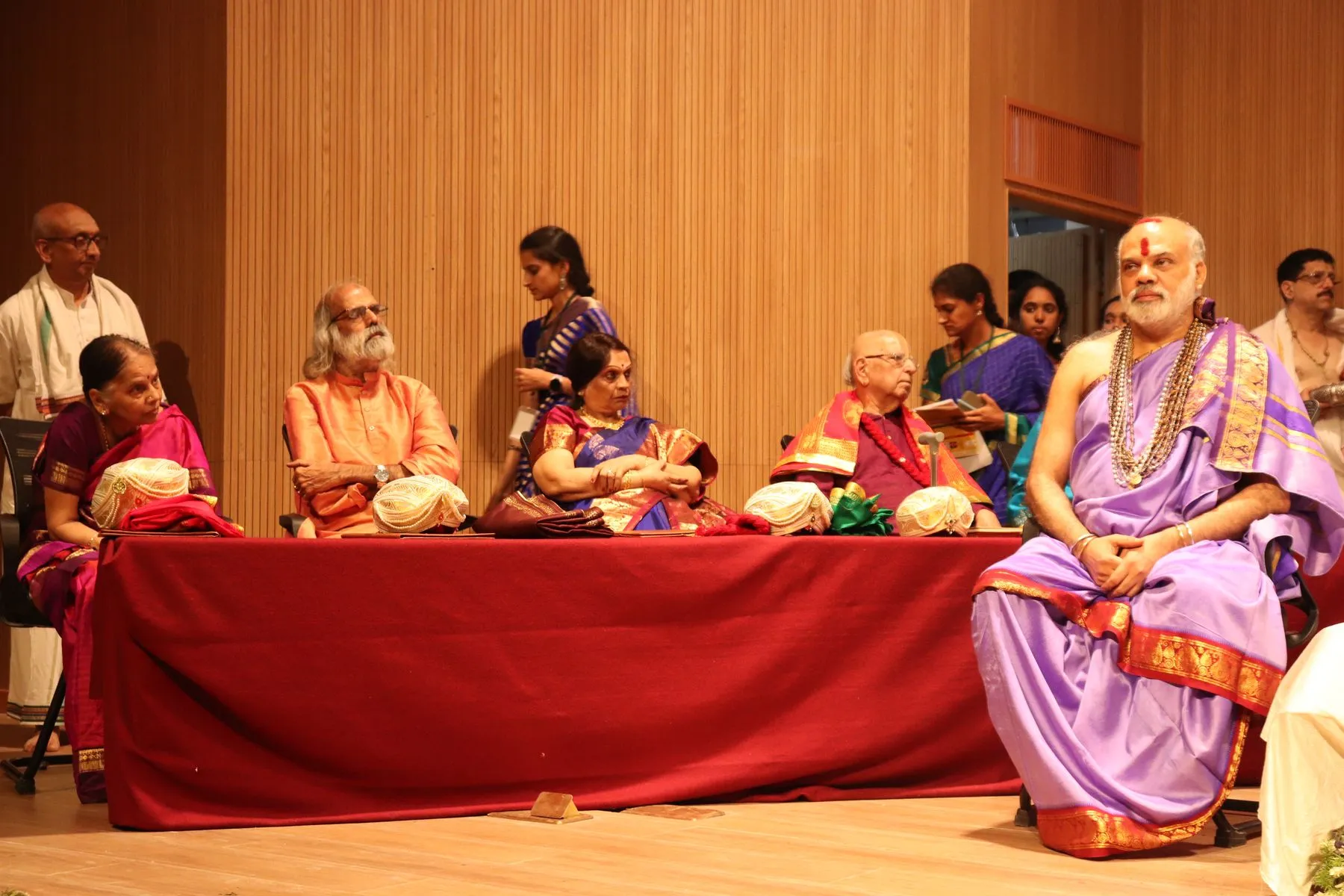 Dais panel