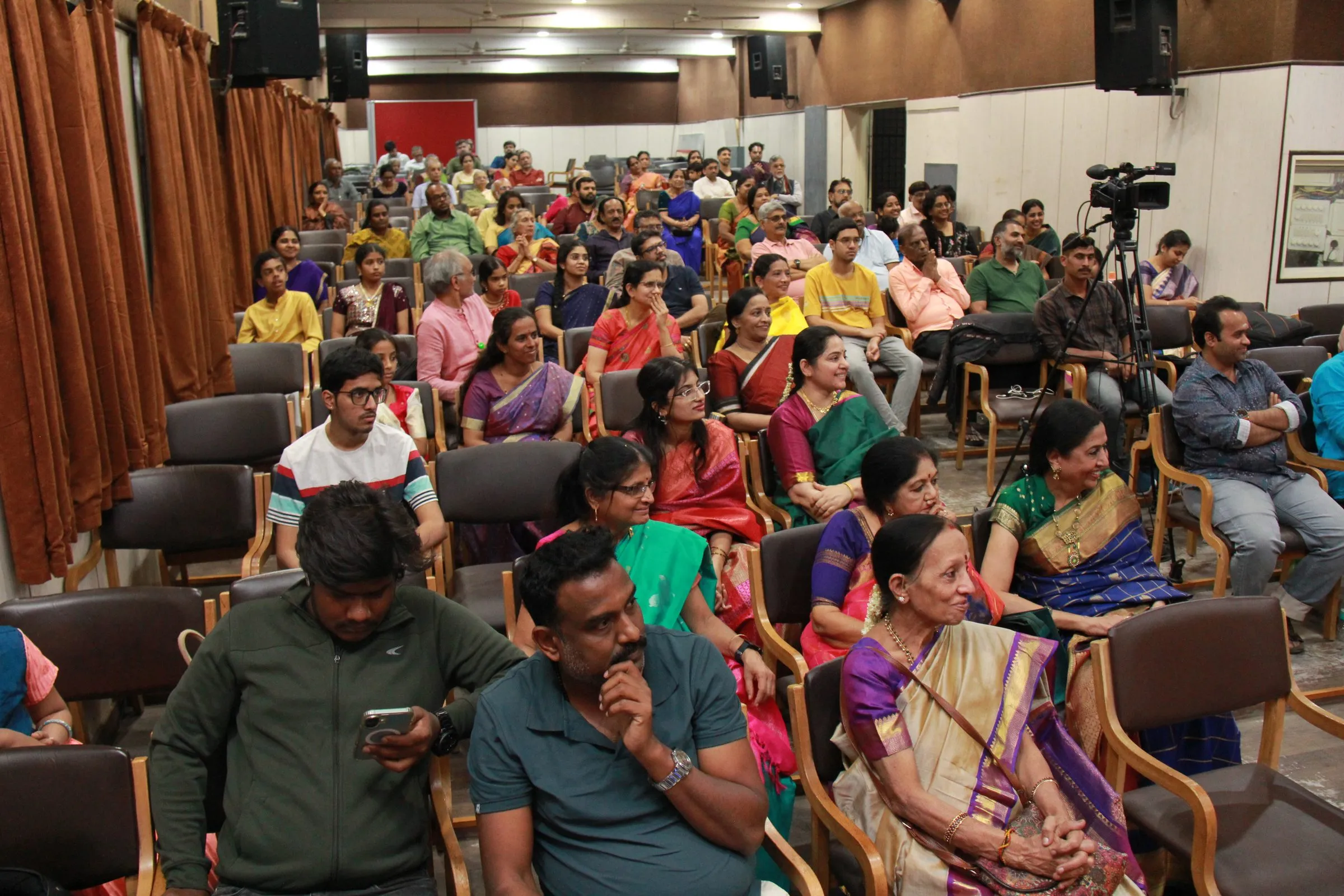 A full audience seated in the MES Kalavedi auditorium